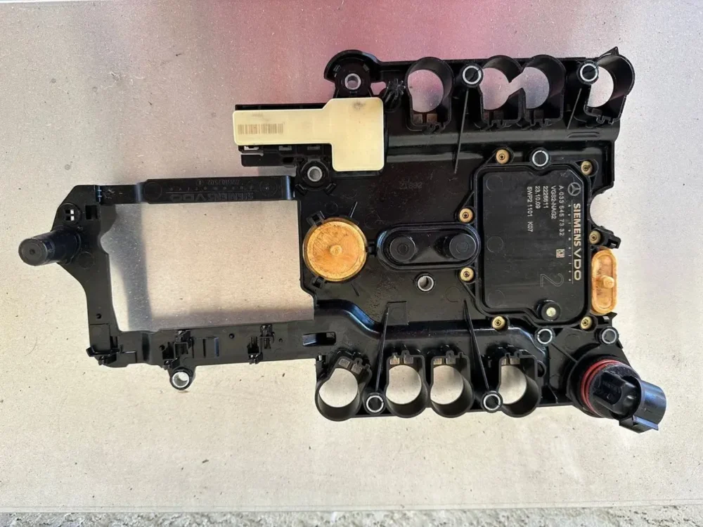A close up of the bottom part of an engine